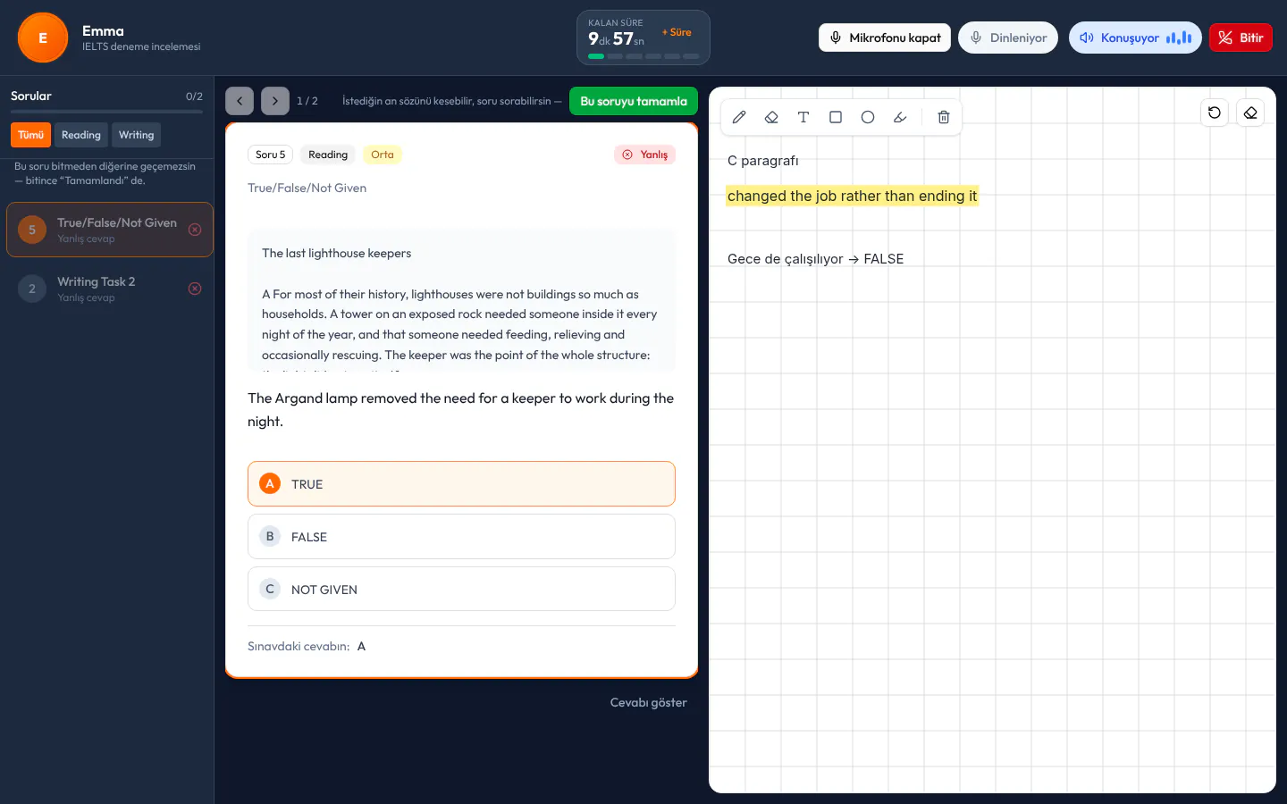 AI Tutor ders ekranı: solda yanlış ve boş bırakılan sorular, ortada bir IELTS Reading True/False/Not Given sorusu (deniz feneri metni), sağda hocanın tahtaya alt alta yazdığı adımlar.